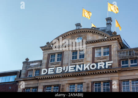 Amsterdam, Holland - 30. Oktober 2019: Zeichen der Bijenkorf, dem Flagship Store Dam aus der High-end-Kaufhäuser in den Niederlanden Stockfoto