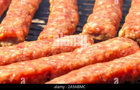 Grillen frisches Fleisch am Grill Nähe zu sehen. Stockfoto