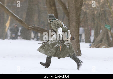 St. Petersburg (Russland) - Februar 23, 2017: Militärische historische Rekonstruktion der Ereignisse des Zweiten Weltkriegs. Läuft die deutsche Wehrmacht Soldat mit einem Rif Stockfoto