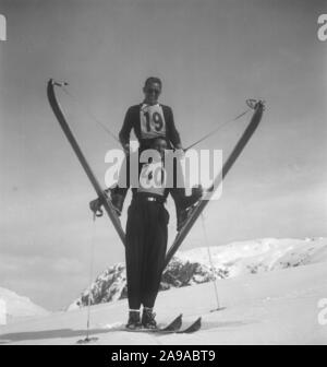 Zwei junge Männer Skifahren in Zürs am Arlberg Region, Österreich 1930. Stockfoto