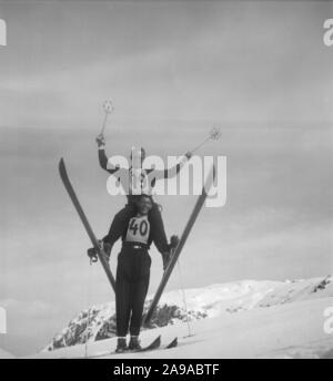 Zwei junge Männer Skifahren in Zürs am Arlberg Region, Österreich 1930. Stockfoto