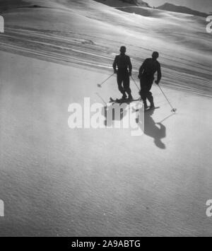 Zwei junge Männer Skifahren in Zürs am Arlberg Region, Österreich 1930. Stockfoto