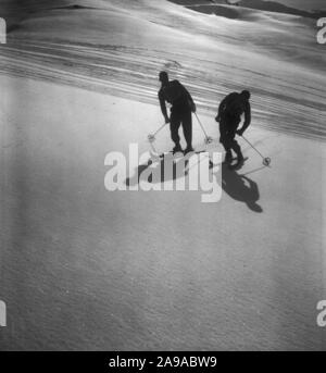 Zwei junge Männer Skifahren in Zürs am Arlberg Region, Österreich 1930. Stockfoto