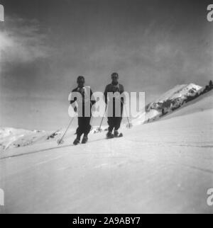 Zwei junge Männer Skifahren in Zürs am Arlberg Region, Österreich 1930. Stockfoto