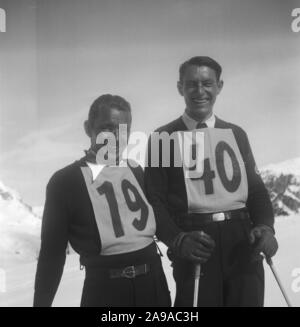 Zwei junge Männer Skifahren in Zürs am Arlberg Region, Österreich 1930. Stockfoto