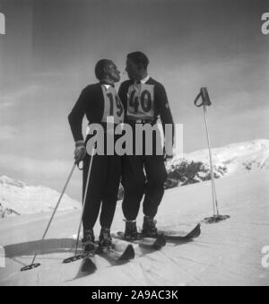 Zwei junge Männer Skifahren in Zürs am Arlberg Region, Österreich 1930. Stockfoto