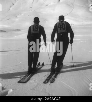 Zwei junge Männer Skifahren in Zürs am Arlberg Region, Österreich 1930. Stockfoto