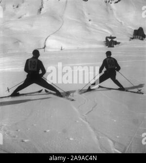 Zwei junge Männer Skifahren in Zürs am Arlberg Region, Österreich 1930. Stockfoto