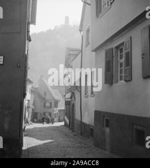 Kleine Häuser und Gassen in Weinheim mit Blick auf die Burg Windeck, Deutschland 1930. Stockfoto