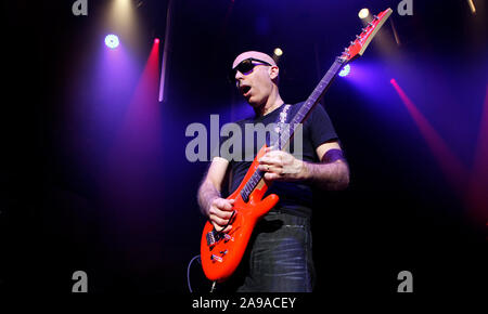 Joe Satriani spielt Colston Hall in Bristol im Rahmen seiner World Tour. 18. September 2010. Stockfoto