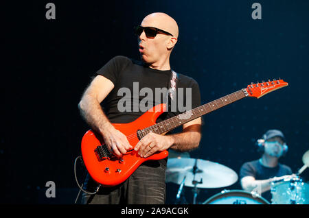 Joe Satriani spielt Colston Hall in Bristol im Rahmen seiner World Tour. 18. September 2010. Stockfoto