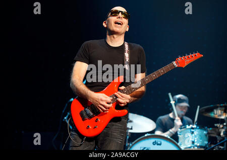 Joe Satriani spielt Colston Hall in Bristol im Rahmen seiner World Tour. 18. September 2010. Stockfoto