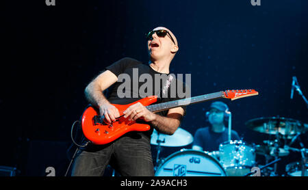 Joe Satriani spielt Colston Hall in Bristol im Rahmen seiner World Tour. 18. September 2010. Stockfoto