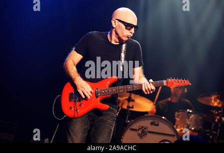 Joe Satriani spielt Colston Hall in Bristol im Rahmen seiner World Tour. 18. September 2010. Stockfoto