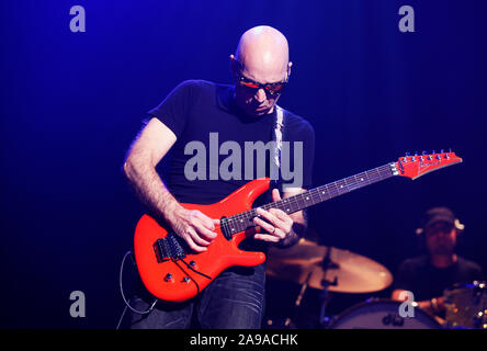 Joe Satriani spielt Colston Hall in Bristol im Rahmen seiner World Tour. 18. September 2010. Stockfoto