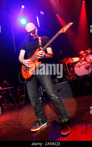 Joe Satriani spielt Colston Hall in Bristol im Rahmen seiner World Tour. 18. September 2010. Stockfoto