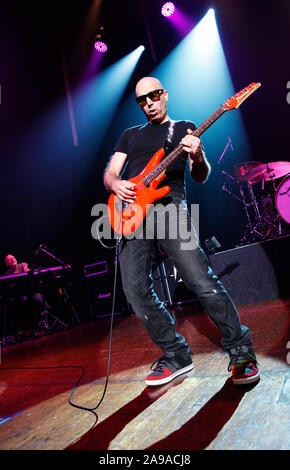 Joe Satriani spielt Colston Hall in Bristol im Rahmen seiner World Tour. 18. September 2010. Stockfoto