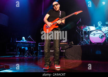 Joe Satriani spielt Colston Hall in Bristol im Rahmen seiner World Tour. 18. September 2010. Stockfoto