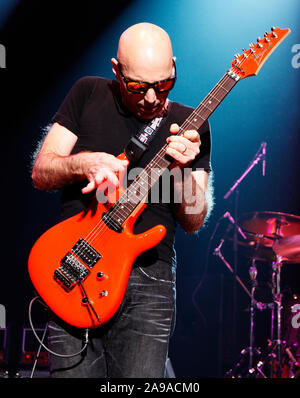 Joe Satriani spielt Colston Hall in Bristol im Rahmen seiner World Tour. 18. September 2010. Stockfoto