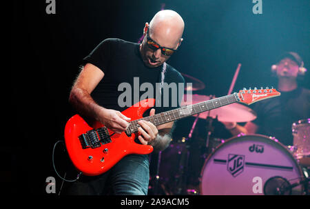 Joe Satriani spielt Colston Hall in Bristol im Rahmen seiner World Tour. 18. September 2010. Stockfoto