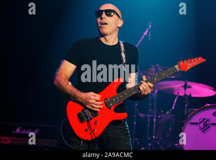 Joe Satriani spielt Colston Hall in Bristol im Rahmen seiner World Tour. 18. September 2010. Stockfoto