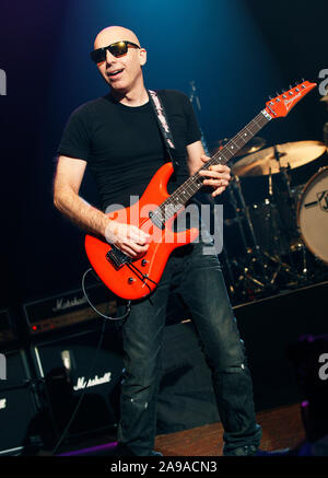 Joe Satriani spielt Colston Hall in Bristol im Rahmen seiner World Tour. 18. September 2010. Stockfoto