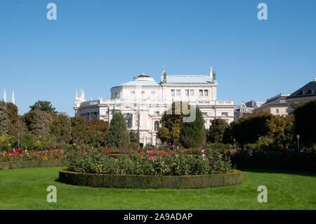 Der Volksgarten (Völker Garten) im September mit dem Burgtheater Gebäude im Hintergrund, Bezirk Innere Stadt, Wien, Österreich Stockfoto