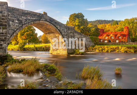 Llanwrst Brücke und Teestuben. Stockfoto