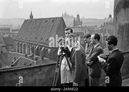 Originale Bildunterschrift: Schüler bei der Arbeit in der Geodätischen Institut auf dem Turm der deutschen Technischen Universität. Im Hintergrund die Dächer von Prag ein Stockfoto