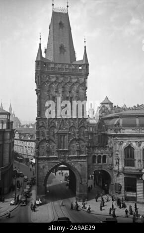 Originale Bildunterschrift: Der Pulverturm in Prag, 1930er Jahre Stockfoto