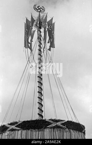 Maibaum mit Hakenkreuzfahnen, 1930er Jahre Stockfoto