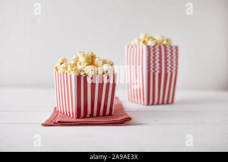 Voller leckerer Karamell Popcorn in Klassisch gestreifte Box. Stockfoto