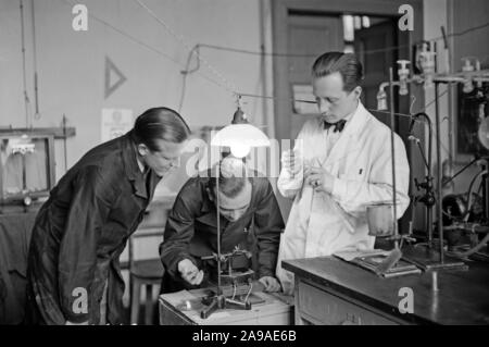 Originale Bildunterschrift: Doktoranden in der anorganischen Labor der Deutschen Technischen Hochschule in Prag, 1930er Jahre Stockfoto