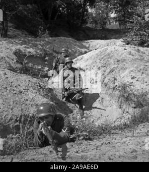 Wehrmachtssoldaten bei einer Ausübung Boden, Deutschland 1930. Stockfoto