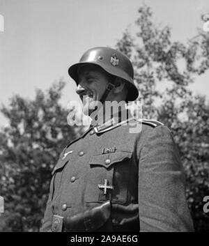 Unteroffizier der Wehrmacht mit seiner Dekoration 'Baltenkreuz', wurde er in die Reichswehr, Deutschland 1930 ausgezeichnet. Stockfoto