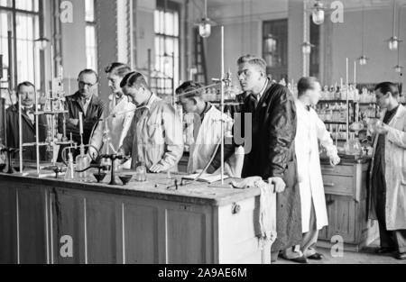 Originale Bildunterschrift: Studenten im organischen Labor der Deutschen Technischen Hochschule in Prag, 1930er Jahre Stockfoto