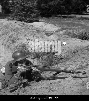 Wehrmachtssoldaten bei einer Ausübung Boden, Deutschland 1930. Stockfoto