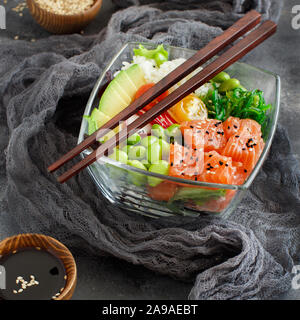 Hawaii Salat mit Lachs sack reis Nahaufnahme Stockfoto