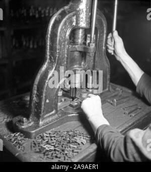 In einer Fabrik produziert, dass der "Iron Cross", ein Deutscher Krieg Medaille, hier: Stanzen die Leichentücher, Deutschland 1930 Stockfoto