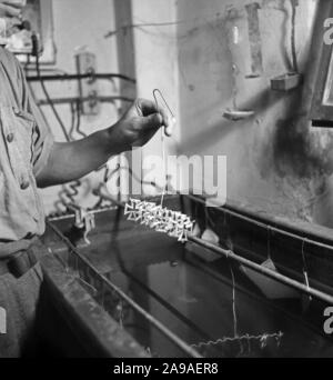 In einer Fabrik produziert, dass der "Iron Cross", ein Deutscher Krieg Medaille, hier: electrosilvering, Deutschland 1930 Stockfoto