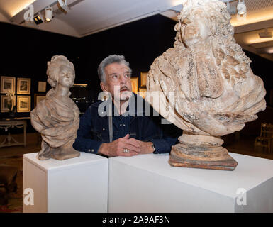 London, UK, 14. November 2019, Fotoshooting bei Bonhams mit Innenarchitekt, Nicky Haslam mit seiner beeindruckenden Sammlung von der Jagdhütte, wo er seit 1978 lebt. Es kennzeichnete Mobiliar aus dem 20. Jahrhundert 19 thand, wunderbare Französische terrakotta Büsten, Werke von bekannten Künstlern Leon Kossoff, Graham Sutherland, Cecil Beaton und Eric Gill und Bücher eingeschrieben und durch Persönlichkeiten wie Andy Warhol und mehr unterzeichnet. Der Verkauf findet am Mittwoch, dem 20. November. Credit Keith Larby/Alamy leben Nachrichten Stockfoto