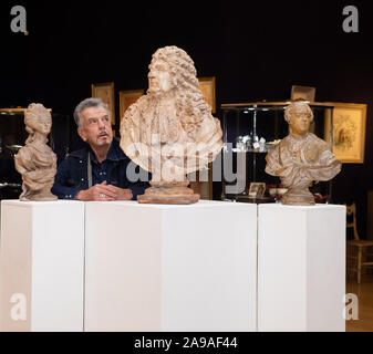 London, UK, 14. November 2019, Fotoshooting bei Bonhams mit Innenarchitekt, Nicky Haslam mit seiner beeindruckenden Sammlung von der Jagdhütte, wo er seit 1978 lebt. Es kennzeichnete Mobiliar aus dem 20. Jahrhundert 19 thand, wunderbare Französische terrakotta Büsten, Werke von bekannten Künstlern Leon Kossoff, Graham Sutherland, Cecil Beaton und Eric Gill und Bücher eingeschrieben und durch Persönlichkeiten wie Andy Warhol und mehr unterzeichnet. Der Verkauf findet am Mittwoch, dem 20. November. Credit Keith Larby/Alamy leben Nachrichten Stockfoto