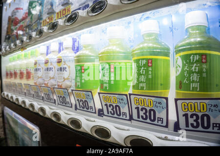 Getränke in einem japanischen Automaten Stockfoto