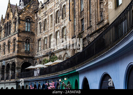 Detail von Edinburghs berühmte West Bug & Victoria Street und Johnston Terrasse, bunten Fassaden und Mauerwerk auf historischen Gebäuden: Edinburgh. Stockfoto