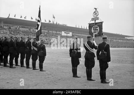 SS Ehrengarde mit Standard im Sokol Stadion anlässlich der Geburtstagsfeier für Adolf Hitler, Prag, 1930er Jahre Stockfoto