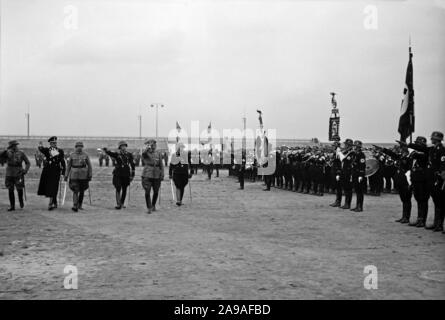 Originale Bildunterschrift: Prag, 20. April: Wandern die Vorderseite von Hans Frank (2. von links), 1930er Jahre Stockfoto