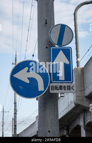 Straßenschilder mit Verkehrshinweisen in Nara, Japan Stockfoto