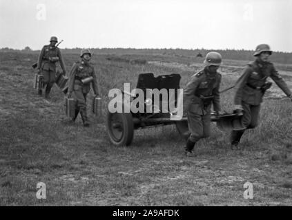 Soldaten der Deutschen Wehrmacht Üben und Trainieren auf einer militärischen Ausübung Boden, Deutschland 1930. Stockfoto