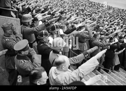 Originale Bildunterschrift: Prag, den 20. April, um Sokol Stadion. Mit schwarzen Helm der Polizei der Tschechischen Republik. 1930er Jahre Stockfoto