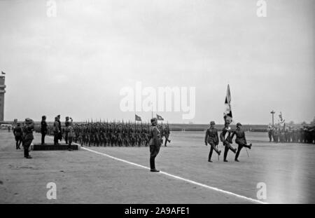 Militärparade in der Sokol Stadion in Prag, anlässlich von Adolf Hitlers Geburtstag, 1930er Jahre Stockfoto